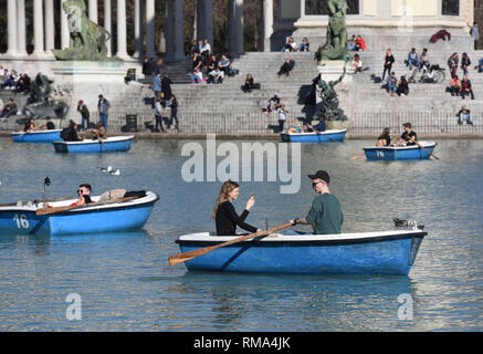 Madrid, Madrid, Spagna. Xiv Feb, 2019. Le coppie sono visto barche a remi egli Parco del Retiro di Madrid durante il giorno di San Valentino.Il giorno di San Valentino è riconosciuto come una celebrazione di amore e romanticismo in molte regioni del mondo. Credito: John Milner/SOPA Immagini/ZUMA filo/Alamy Live News Foto Stock