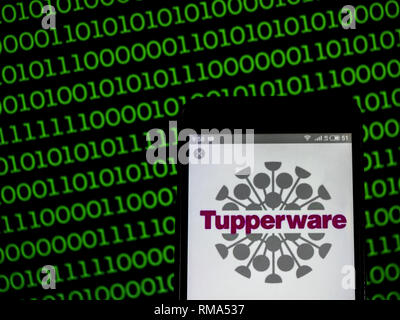 L'Ucraina. Xiv Feb, 2019. Tupperware Brands Corporation logo che si vede visualizzato su un telefono intelligente. Credito: Igor Golovniov SOPA/images/ZUMA filo/Alamy Live News Foto Stock