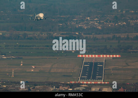 Aerodromo di Hawarden/Broughton, UK. 14h Febbraio, 2019. Vista da Waun-Y-Llyn country park, speranza di montagna, il Galles, la Airbus BelugaXL terre nel Regno Unito per la prima volta che visiti Airbus di Broughton come parte del suo programma di test. La posizione elevata offre un diverso punto di vista con Ellesmere Port fornendo lo sfondo e i tanti spettatori veicoli visibile sulle strade circostanti, progettato e costruito per essere azionati da Airbus il successore del Beluga verrà utilizzato per spostare grandi componenti di velivoli Airbus tra siti. Credito: Paolo mazzetto / Alamy Live News. Foto Stock