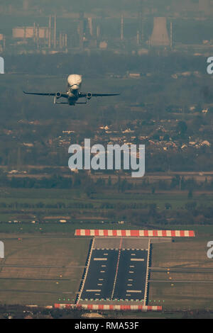 Aerodromo di Hawarden/Broughton, UK. 14h Febbraio, 2019. Vista da Waun-Y-Llyn country park, speranza di montagna, il Galles, la Airbus BelugaXL terre nel Regno Unito per la prima volta che visiti Airbus di Broughton come parte del suo programma di test. La posizione elevata offre un diverso punto di vista con Ellesmere Port fornendo lo sfondo e i tanti spettatori veicoli visibile sulle strade circostanti, progettato e costruito per essere azionati da Airbus il successore del Beluga verrà utilizzato per spostare grandi componenti di velivoli Airbus tra siti. Credito: Paolo mazzetto / Alamy Live News. Foto Stock