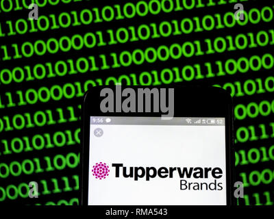 L'Ucraina. Xiv Feb, 2019. Tupperware Brands Corporation logo che si vede visualizzato su un telefono intelligente. Credito: Igor Golovniov SOPA/images/ZUMA filo/Alamy Live News Foto Stock