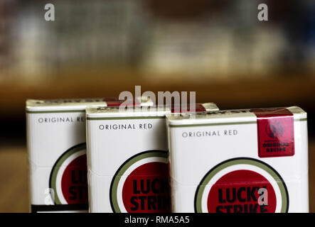 Kiev, Ucraina. Xiv Feb, 2019. Un pacco di British American Tobacco Lucky Strike sigarette visto in un negozio di tabacco. Credito: Igor Golovniov SOPA/images/ZUMA filo/Alamy Live News Foto Stock