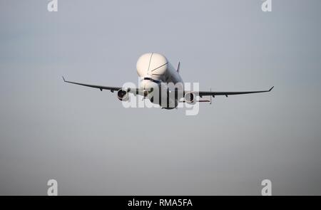 Broughton Regno Unito, 14 Febbraio 2019 - Airbus' BelugaXL super-transporter aeromobile toccato a Hawarden aérodrome a Broughton, Flintshire, alle 15.30 di oggi - il giorno di San Valentino di credito Fairbrother Ian/Alamy Live News Foto Stock