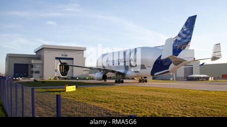 Broughton Regno Unito, 14 Febbraio 2019 - Airbus' BelugaXL super-transporter aeromobile toccato a Hawarden aérodrome a Broughton, Flintshire, alle 15.30 di oggi - il giorno di San Valentino di credito Fairbrother Ian/Alamy Live News Foto Stock