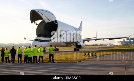 Broughton Regno Unito, 14 Febbraio 2019 - Airbus' BelugaXL super-transporter aeromobile toccato a Hawarden aérodrome a Broughton, Flintshire, alle 15.30 di oggi - il giorno di San Valentino di credito Fairbrother Ian/Alamy Live News Foto Stock