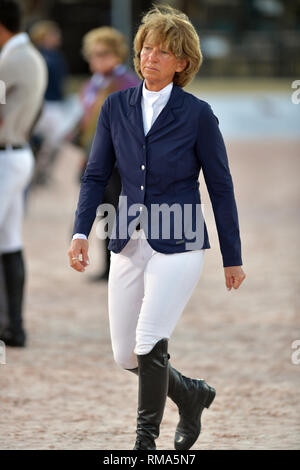 WELLINGTION, FL - 09 febbraio: sabato notte luci: Beezie Madden partecipa nella classe 101 - FEI CSI5* $391,000 Fidelity Investments Grand Prix dove il vincitore è stato Martin Fuchs (Svizzera) il secondo posto è stato Kent Farrington (USA) e il terzo è stato Conor Swail (IRE). Il Winter Festival equestre (WEF) è il più grande e il più lungo in esecuzione hunter/ponticello evento equestre del mondo tenutosi presso il Palm Beach International centro equestre a febbraio 09, 2019 a Wellington, Florida Persone: Beezie Madden Foto Stock