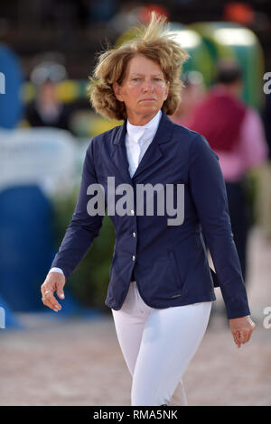 WELLINGTION, FL - 09 febbraio: sabato notte luci: Beezie Madden partecipa nella classe 101 - FEI CSI5* $391,000 Fidelity Investments Grand Prix dove il vincitore è stato Martin Fuchs (Svizzera) il secondo posto è stato Kent Farrington (USA) e il terzo è stato Conor Swail (IRE). Il Winter Festival equestre (WEF) è il più grande e il più lungo in esecuzione hunter/ponticello evento equestre del mondo tenutosi presso il Palm Beach International centro equestre a febbraio 09, 2019 a Wellington, Florida Persone: Beezie Madden Foto Stock