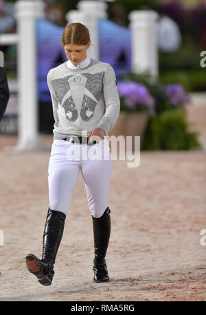 WELLINGTION, FL - 09 febbraio: sabato notte luci: Jennifer Gates partecipa nella classe 101 - FEI CSI5* $391,000 Fidelity Investments Grand Prix dove il vincitore è stato Martin Fuchs (Svizzera) il secondo posto è stato Kent Farrington (USA) e il terzo è stato Conor Swail (IRE). Il Winter Festival equestre (WEF) è il più grande e il più lungo in esecuzione hunter/ponticello evento equestre del mondo tenutosi presso il Palm Beach International centro equestre a febbraio 09, 2019 a Wellington, Florida Persone: Jennifer Gates Foto Stock