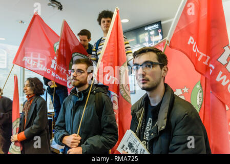 Londra, Regno Unito. 14 febbraio 2019. Gli studenti a discorsi nel foyer del Ben Pimlott edificio occupato brevemente come l'Unione IWGB e gli studenti di lanciare la loro campagna per Goldmsiths, Università di Londra, impiegare direttamente i suoi agenti di sicurezza. Attualmente essi sono occupati da CIS Security Ltd con bassa retribuzione e condizioni minime di servizio e ci si fa beffe regolarmente i suoi compiti legali sulla revisione di indennità di malattia e le vacanze. Credito: Peter Marshall / Alamy Live News Foto Stock