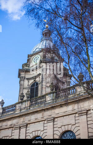 BIRMINGHAM, Regno Unito - Marzo 2018 Angolo visione di San Filippo nella cattedrale di Birmingham centrale sotto il cielo blu. Artistici e creativi e gli intricati disegni dei muri, Foto Stock