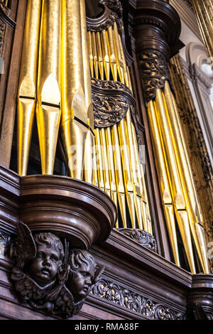 BIRMINGHAM, Regno Unito - Marzo 2018 Golden organo a canne a San Filippo Cattedrale Birmingham Inghilterra. Elaborare la scultura in legno della faccia di cherubino. Strumento utilizzato da C Foto Stock