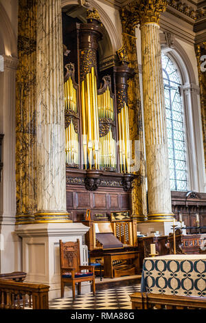 BIRMINGHAM, Regno Unito - Marzo 2018 intricate sculture artistiche e facce cherubino decorare l'organo a canne a San Filippo Cattedrale. Di seguito è riportato il pianoforte Console connessa Foto Stock