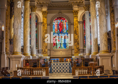 BIRMINGHAM, Regno Unito - Marzo 2018 Altare di San Filippo nella cattedrale di Birmingham in Inghilterra. Colonne di marmo sul piedistallo sul retro dei cori banchi. Grande dettaglio Foto Stock