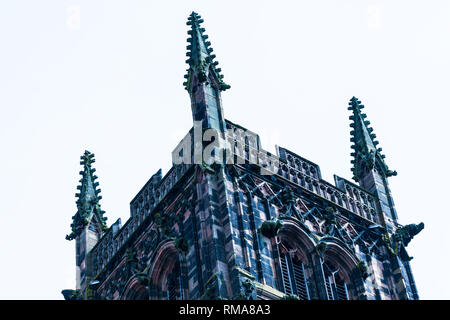 BIRMINGHAM, Regno Unito - Marzo 2018 Angolo di visione della Basilica di San Pietro Chiesa Collegiata di camuffamento bluastro effetto. Ringhiere sculture intricate e Scultura di Minia Foto Stock