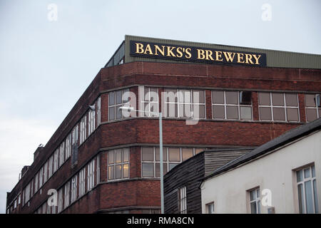 BIRMINGHAM, Regno Unito - Marzo 2018 Old Unkempt Factory edificio con facciata di mattoni. Angolo di visione della struttura a spiovente. Nome azienda di segnaletica in Big Bold Lett Foto Stock