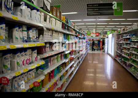 BIRMINGHAM, Regno Unito - Marzo 2018 ASDA all'interno della corsia di articoli da toeletta nel supermercato. People Shopping per gli oggetti personali. La sezione Digital Signage appeso sopra. Ri Foto Stock