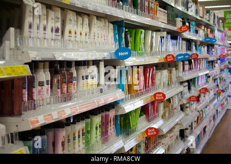 BIRMINGHAM, Regno Unito - Marzo 2018 ASDA differenti Personal Care Prodotti di igiene nel supermercato. Red Tag di sconto su una selezione di elementi di benessere. Angolo di visualizzazione Foto Stock