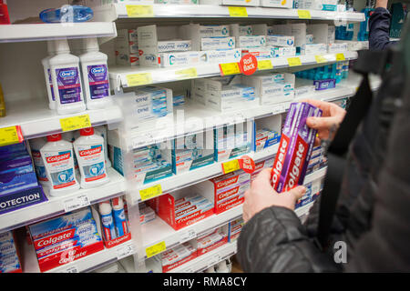 BIRMINGHAM, Regno Unito - Marzo 2018 ASDA diversi igiene orale come il dentifricio e collutorio sono visualizzati su scaffali bianchi. Red Tag di sconto su una selezione di essa Foto Stock