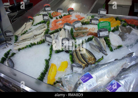 BIRMINGHAM, Regno Unito - Marzo 2018 ASDA varietà di pesce fresco, tagliato a fette, filetto e Debone sul ghiaccio tritato. Frutti di mare sezione umida al supermercato. Etichetta Foto Stock