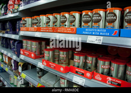 BIRMINGHAM, Regno Unito - Marzo 2018 ASDA angolo visuale di decaffeinato e caffè espresso sui ripiani. Prodotti disposti in scatole secondo Brandname. Polvere istantanea Foto Stock