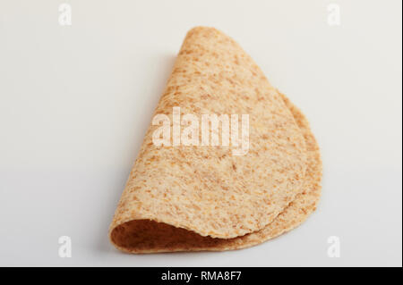 Vuoto tortilla ripiegata isolati su sfondo bianco angolo di visione Foto Stock