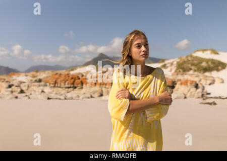 Considerato giovane donna camminando sulla spiaggia Foto Stock