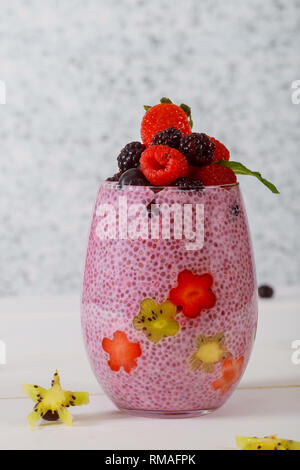 Budino di Chia per colazione in vasetti di vetro guarnito con porzioni di Berry su detox e superfoods sani Foto Stock
