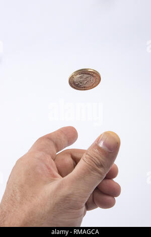 Moneta per aria, peso messicano con sfondo bianco Foto Stock