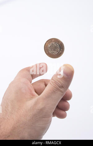 Gettare per fortuna un messicano silver e gold coin Foto Stock