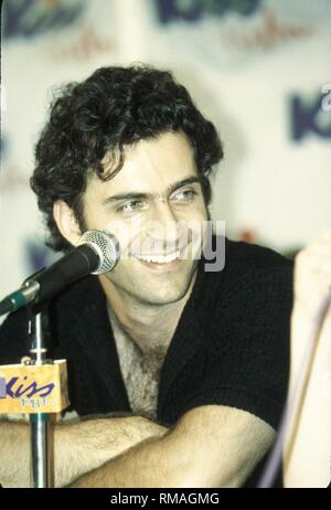 Dweezil Zappa è illustrato nel corso di una conferenza stampa che ha seguito il suo concerto aspetto. Foto Stock