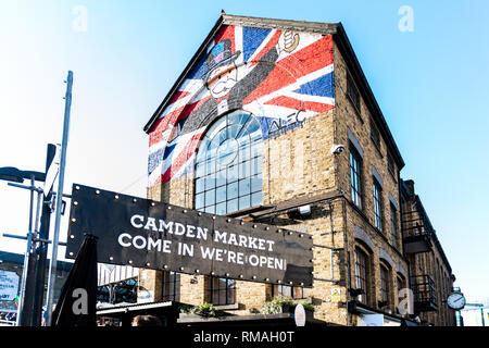 Godetevi le numerose attrazioni a Camden Market su una luminosa giornata di sole a Londra Inghilterra Foto Stock