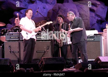 Blues chitarrista, cantante e cantautore Jimmie Vaughan e special guest Duke Robbilard sono mostrati esibirsi sul palco durante un 'live' aspetto di concerto. Foto Stock