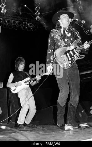 Chitarristi di Stevie Ray Vaughan e Jeff Beck sono mostrati di eseguire insieme sul palco durante un 'live' aspetto di concerto. Foto Stock