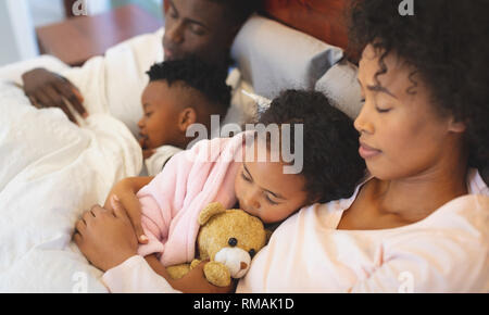 African American famiglia dormire insieme sul letto Foto Stock