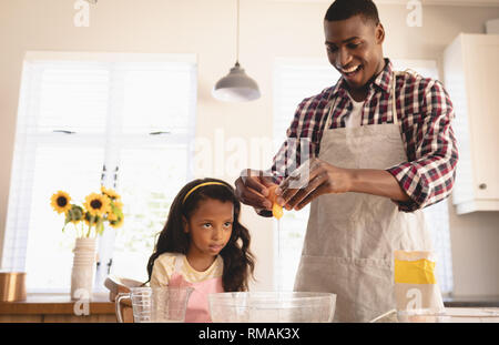 African American padre e figlia i biscotti di cottura in cucina Foto Stock