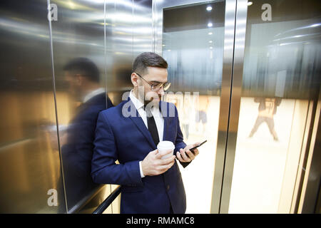 Imprenditore in ascensore Foto Stock