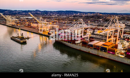 Nave da carico nel porto di Oakland, California Foto Stock