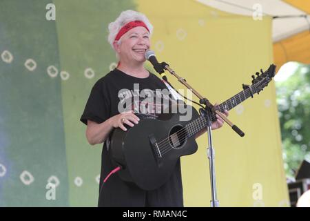 Cantante, compositore e chitarrista Janis Ian è mostrato esibirsi sul palco durante un 'live' aspetto di concerto. Foto Stock