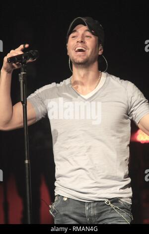 Il cantante Enrique Iglesias è mostrato esibirsi sul palco durante un 'live' aspetto di concerto. Foto Stock