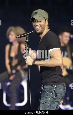 Il cantante Enrique Iglesias è mostrato esibirsi sul palco durante un 'live' aspetto di concerto. Foto Stock