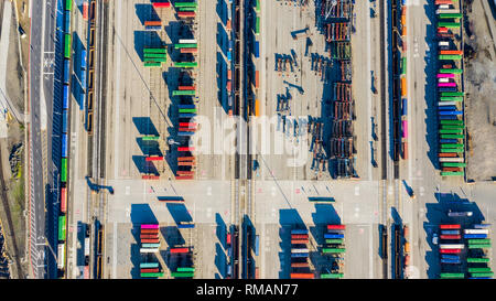 I contenitori di spedizione nel porto di Oakland, California, Stati Uniti d'America Foto Stock