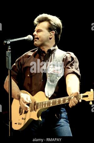Country Music Artista Sammy Kershaw è mostrato esibirsi sul palco durante un 'live' aspetto di concerto. Foto Stock