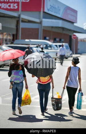 Johannesburg, Sud Africa - 4 settembre, 2018: Donne passeggiate e shopping che porta indietro da negozi in mani. Foto Stock