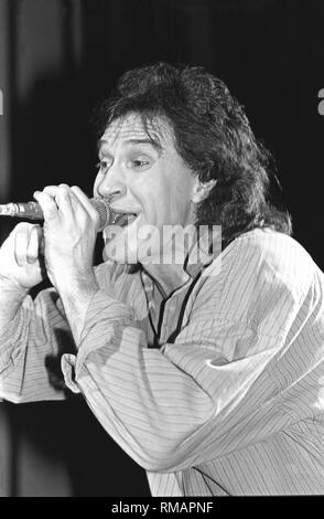 Il chitarrista e cantante e cantautore Ray Davies dell'inglese rock band The Kinks è mostrato esibirsi sul palco durante un 'live' aspetto di concerto. Foto Stock