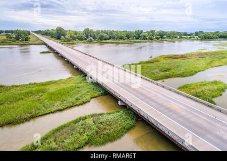 Vista aerea di un ponte sul profondo e intrecciato di Platte River vicino a Kearney, Nebraska in scenario estivo Foto Stock