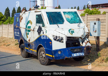 Johannesburg, Sud Africa, 18 settembre - 2018: Contanti in transito van danneggiate in strada rapina. Foto Stock