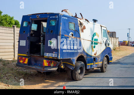 Johannesburg, Sud Africa, 18 settembre - 2018: Contanti in transito van danneggiate in strada rapina. Foto Stock