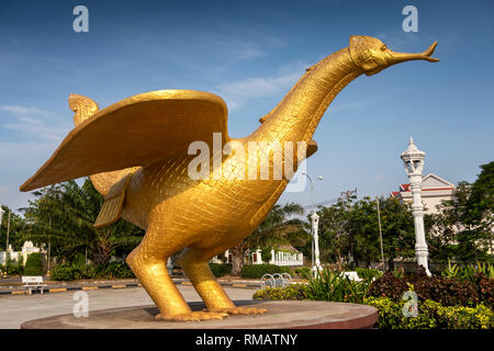 Cambogia, Kampot Provincia, Kep, Provinciale Hall, molto grande statua di Hang Meas, il sacro uccello dorato Foto Stock