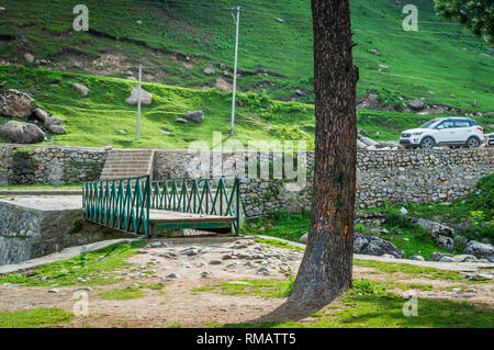 Pahalgam, Jammu e Kashmir India: datato- Agosto 20, 2018: un Hyundai Creta SUV auto parcheggiate in un resort per la salute piena di verdi Foto Stock