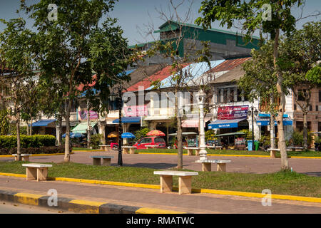 Cm442 Cambogia, Kampot Provincia, Kampot città vecchia area di mercato, Street 724, le imprese in francese antico proprietà coloniale di fronte parco pubblico Foto Stock